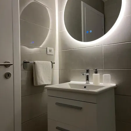 아파트 Door 5